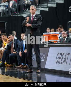 Mar 09 2018 Las Vegas, NV, États-Unis d'USC l'entraîneur-chef Andy Enfield au cours de la CIP 12 NCAA Men's Basketball Tournament match de demi-finale 2 canards de l'Oregon et de l'USC Trojans win 74-54 T Mobile Arena à Las Vegas, NV. James Thurman/CSM Banque D'Images