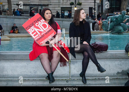 Londres, Royaume-Uni. 10 mars, 2018. Millions de femmes Mars 2018 arrive à Trafalgar Square. Credit : JOHNNY ARMSTEAD/Alamy Live News Banque D'Images