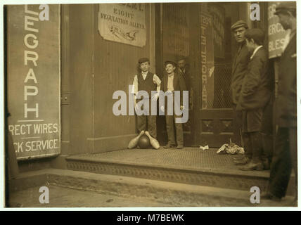 Bowling Alley Boys, New Haven, Conn. beaucoup de ces travaux jusqu'à tard dans la nuit. LOC.03263 clb Banque D'Images