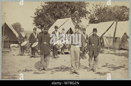 Un corps de tambours d'un régiment militaire non identifié, vu sur cette photographie, représente le rôle de la musique militaire et des pratiques cérémonielles dans la vie régimentaire au début du XXe siècle. Banque D'Images