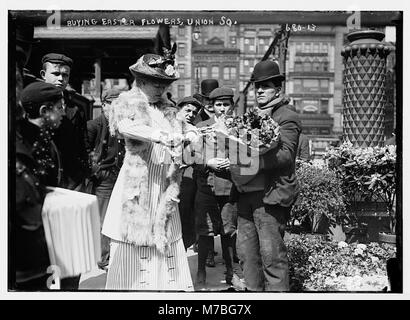 L'achat de fleurs de Pâques dans la région de Union Square, New York RCAC2014683250 Banque D'Images