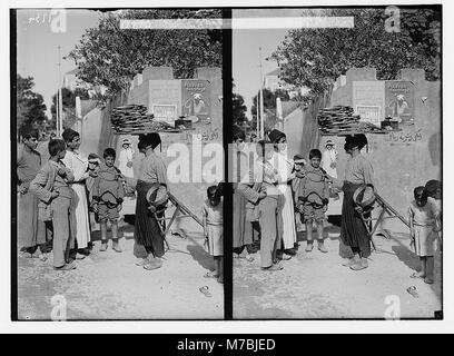 Cette image représente des vendeurs de rue à Beyrouth vendant des gâteaux, mettant en évidence le commerce local et les pratiques culturelles de l'industrie alimentaire de rue de Beyrouth. La scène reflète la vie quotidienne et l'économie de la ville. Banque D'Images