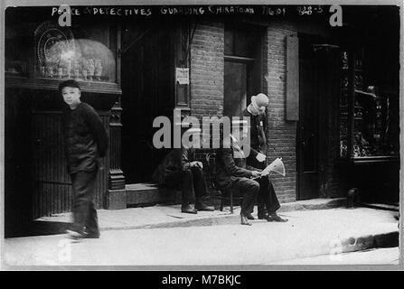 Une photographie historique du 6 juillet 1909 montre des policiers et des détectives stationnés à Chinatown, New York. L'image donne un aperçu de la dynamique sociale et de l'application de la loi dans l'une des communautés les plus dynamiques et diversifiées de la ville au début du XXe siècle. Banque D'Images