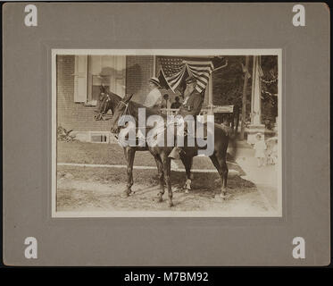 Ancien combattant de la guerre civile Joseph Matchette en uniforme avec des médailles et son aide, Mme Minnie Lazare, à cheval) - Roth RCAC2017658729 Banque D'Images