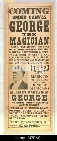 George le Magicien et sa troupe complète d'artistes présentent une exposition spectaculaire, avec des effets scéniques et électriques, sous une tente en toile. Banque D'Images