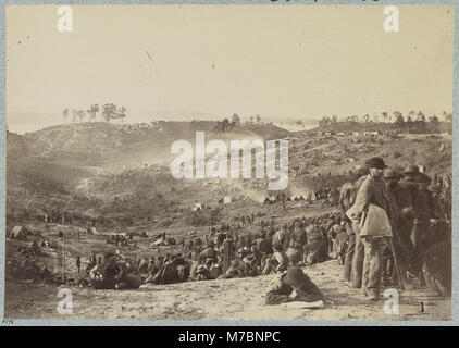 Les prisonniers confédérés, capturés pendant la guerre de Sécession, sont montrés à belle Plain Landing en Virginie. L'image, prise lors de la bataille de la Wilderness, met en évidence les effets du conflit sur les soldats et les militaires. Banque D'Images