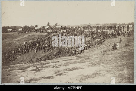 Une photographie historique montrant des prisonniers confédérés capturés par les forces de l'Union à belle Plain Landing, en Virginie, pendant la guerre de Sécession le 12 mai 1864. Banque D'Images