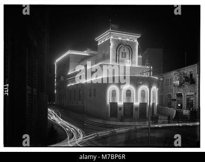Une photographie des illuminations pendant le couronnement du roi George VI le 12 mai 1937, avec la banque de Barclay, est présentée dans la scène, mettant en valeur l'atmosphère festive à Londres. Banque D'Images