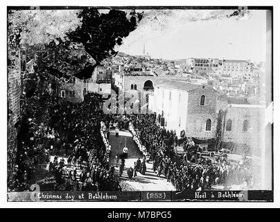 Une scène du jour de Noël à Bethléem, représentant des costumes, des personnages et des cérémonies associés à la célébration de la naissance du Christ dans cette ville historique. Banque D'Images