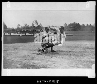 Tigers de Detroit' Harry Heilmann, dans une diapositive mal exécuté, est étiqueté par Washington de troisième but des sénateurs Howard Shanks. Battre les sénateurs 6-2 Tigres RCAC2005676969 Banque D'Images