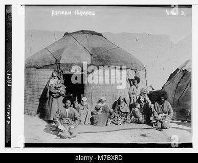 Nomades afghans, assis à l'extérieur tente RCAC2014683991 Banque D'Images