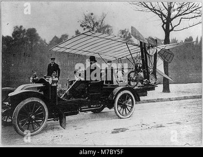 Alberto Santos-Dumont en tenant son Demoisille sur monoplan à la pratique pour un vol, 1909 RCAC2001704172 Banque D'Images