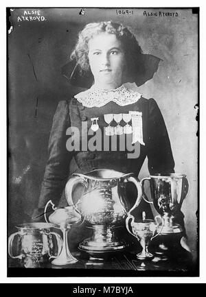 Alsie Aykroyd devant ses trophées RCAC2014685153 Banque D'Images