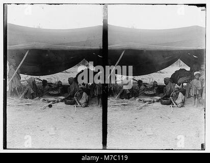 L'intérieur d'une tente bédouine à Ghor es-Safieh près de la mer morte, offrant un aperçu de la vie traditionnelle bédouine dans la région. Banque D'Images