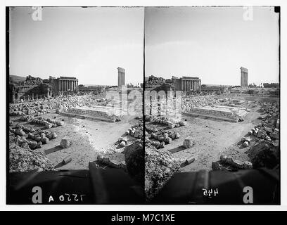 Une photographie de Baalbek, montrant sa grande cour, un site historique de grande importance au Liban. L'image capture l'échelle et la grandeur du site. Banque D'Images