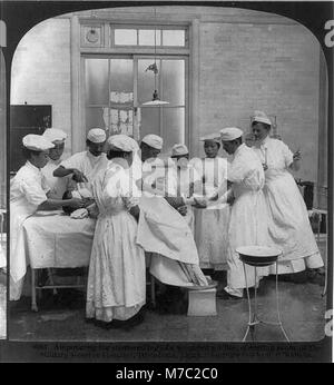 Amputer la jambe brisée d'un soldat blessé, les salles d'hôpital, Hiroshima, Japon RCAC2002706975 Banque D'Images