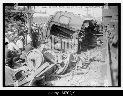 Cette image capture les conséquences d'un naufrage de train à Bar Harbor le 2 septembre 1913, impliquant la voiture Chrisholm. Il met en évidence les graves dommages causés lors de l'accident. Banque D'Images