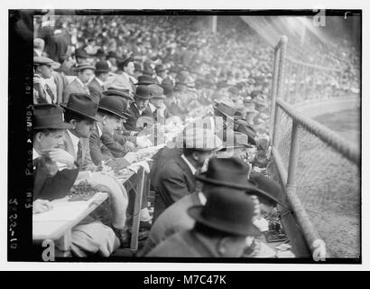 Cette image montre les fans du Polo Grounds, un célèbre site sportif. La photographie met en valeur la foule, soulignant l'excitation et l'atmosphère de l'événement sportif qui s'est tenu sur le site. Banque D'Images