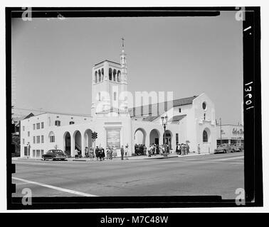 La première église congrégationnelle de Glendale, capturée en mai 1951, se trouve à l'intersection des avenues Central et Wilson. La photo met en évidence la conception architecturale de l'église et son importance pour la communauté locale. Banque D'Images