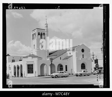 Une photographie de mai 1951 montrant la première église congrégationnelle de Glendale, avec une vue soulignant les nuages et moins du bâtiment. La scène capture le paysage environnant et la météo au milieu du XXe siècle. Banque D'Images