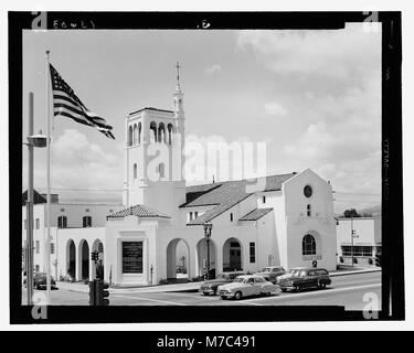 Cette photographie capture la première église congrégationnelle de Glendale, en Californie, en mai 1951, avec un drapeau affiché dans une station-service à proximité. Banque D'Images