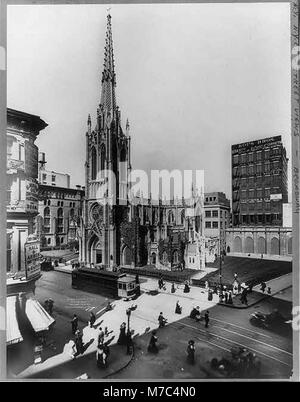 Une photographie de Grace Church située à Broadway et 9th Street à New York, connue pour sa conception architecturale et son importance historique dans le paysage religieux de la ville. Banque D'Images