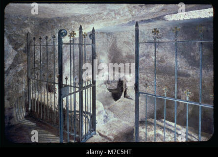 Cette image montre l'intérieur du Tombeau du jardin à Jérusalem, un site religieux important pour les chrétiens. La tombe est considérée par certains comme le lieu de sépulture de Jésus-Christ. Banque D'Images