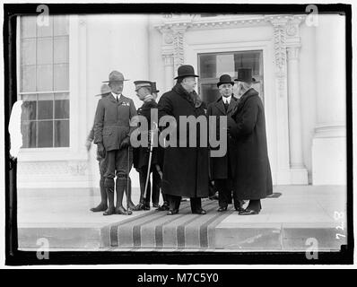 La photographie montre Colin H. Livingstone, commandant des Boy Scouts, lors d'une visite de Robert Baden-Powell, fondateur des Boy Scouts. Cette image capture un moment important dans l'histoire des Boy Scout. Banque D'Images