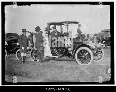 LONGWORTH, Mme. NICHOLAS. Assis DANS LA PORTE DE L'AUTO, AVEC MME. TAFT RCAC2016863787 Banque D'Images