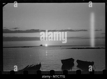 Une photographie du coucher de soleil vu de la Mina à Tripoli, Liban. L'image capture la beauté naturelle du paysage et du paysage côtier. Banque D'Images