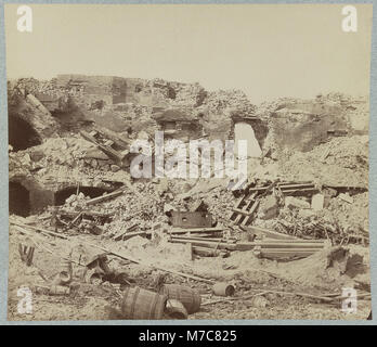 Cette photographie capture les conséquences du bombardement de Fort Sumter, en Caroline du Sud, un lieu clé de la guerre de Sécession. L'image met en évidence les dommages causés au fort et les effets du début du conflit en 1861. Banque D'Images
