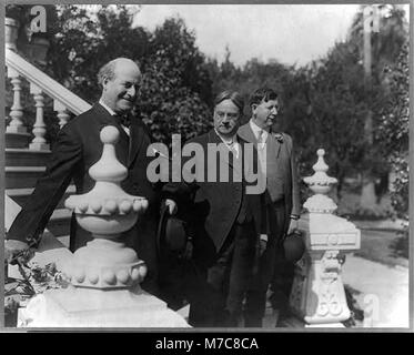 Photographie des personnalités politiques William Jennings Bryan, le gouverneur Hiram Johnson et Robert F. Rae sur les marches devant le manoir du gouverneur à Sacramento, en Californie. Banque D'Images