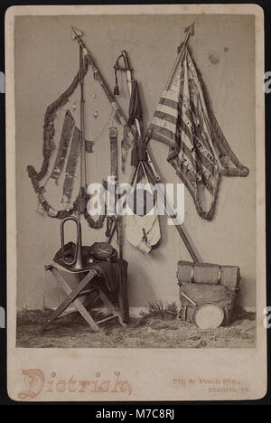 Affichage des vestiges de guerre civile, y compris les drapeaux en lambeaux, une épée, une cantine, et bugle) - Dietrich, 7e & Penn Sts., la lecture, en Pennsylvanie ; Art Studio de W.H. Dietrich, cor. Septième et Penn Sts., RCAC2017658725 Banque D'Images