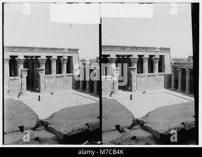 Une photographie montrant le temple d'Horus à Edfou, en Égypte, avec une vue depuis le pylône. Cet ancien temple, dédié au Dieu Horus, est un site important dans l'histoire et la culture égyptiennes. Banque D'Images