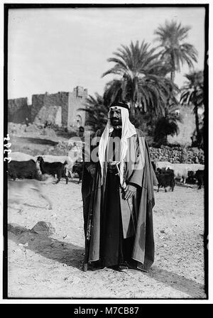 El-Azrak & Wadi Sirhan dans le désert d'Arabie. Druzes réfugiés politiques de Jebel Druze (le Hauran). Un chef druze à El-Azrak. Matpc typique habit Bédouin LOC.00215 Banque D'Images