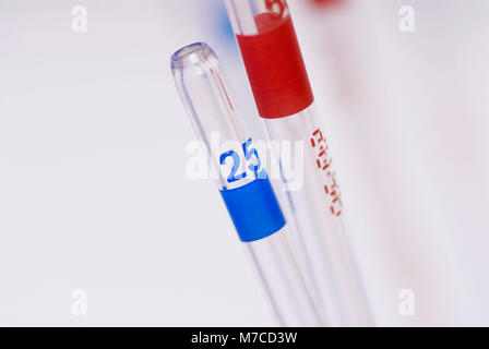 Close-up de deux tubes à essai Banque D'Images