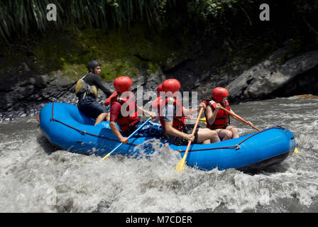 Portrait de cinq personnes dans une rivière rafting Banque D'Images