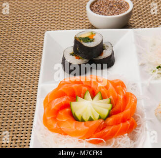 Close-up d'un plateau de sushis assortis avec des graines de sésame Banque D'Images