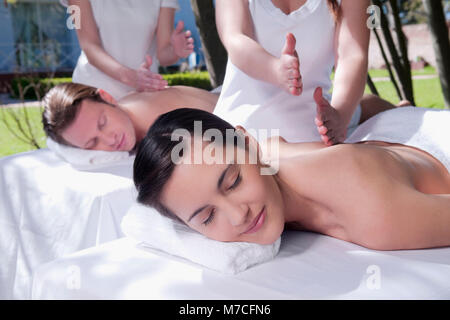 Couple recevant de thérapeutes de massage Massage du dos Banque D'Images