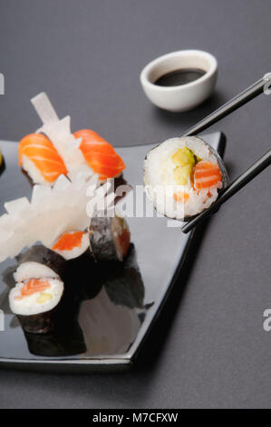 Close-up of sushi on a platter Banque D'Images