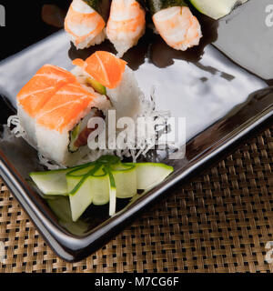 Close-up of sushi assortis sur un plateau Banque D'Images