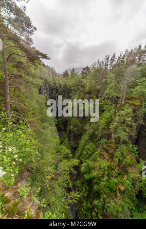 Braemore, ÉCOSSE - 8 juin 2012 : longue vue. Corrieshalloch Gorge, une profonde coupure en mode paysage boisé avec des pentes verticales. Pont suspendu au-dessus de chas Banque D'Images