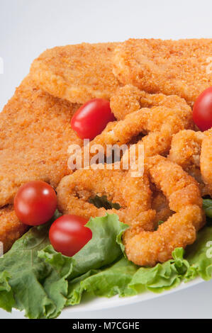 Close-up of crumb fried oignons et tomates escalopes Banque D'Images