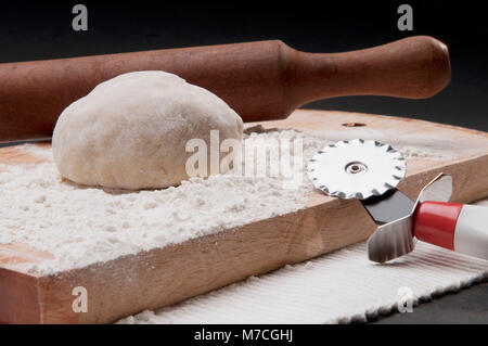 Close-up de pâte avec un rouleau à pâtisserie et pâtes cutter Banque D'Images