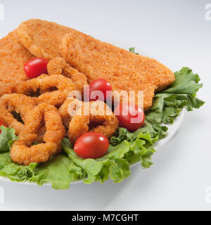 Close-up of crumb fried oignons et tomates escalopes Banque D'Images