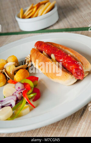 Close-up of a hot dog, servi avec des pommes de terre et salade Banque D'Images