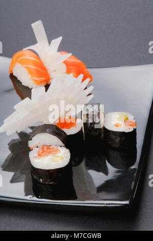 Close-up of sushi assortis sur un plateau Banque D'Images