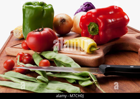 Close-up d'un assortiment de légumes sur une planche à découper Banque D'Images