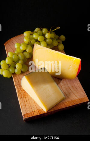 Portrait d'un assortiment de fromages et de raisin vert Banque D'Images