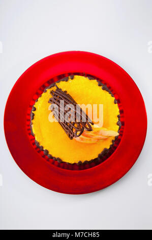 Garnir de chocolat sur un gâteau flan citron Banque D'Images